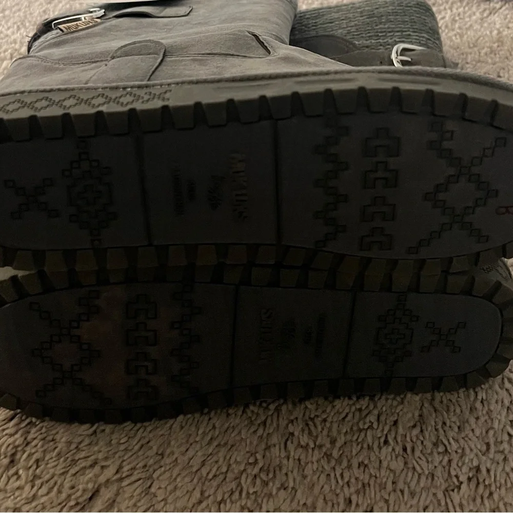 NWT Muk Luks women’s 8 faux fur lined gray knit winter boots